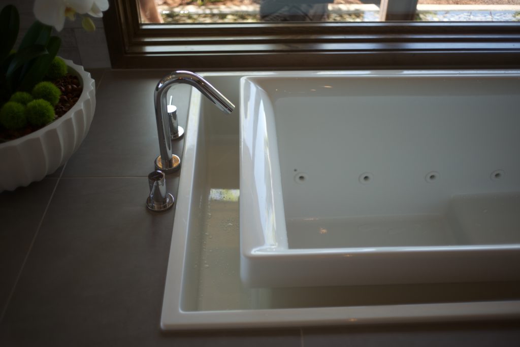 Infinity edge master bathtub fittings and fixtures